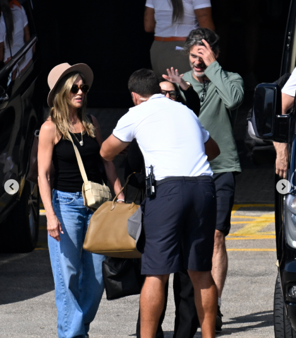 与新欢同游西班牙 珍妮花雅妮斯顿情牵人生教练