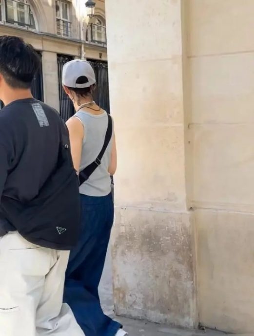 与纹身男并肩游巴黎 60岁张曼玉疑有新欢