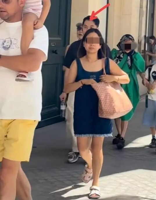 与纹身男并肩游巴黎 60岁张曼玉疑有新欢