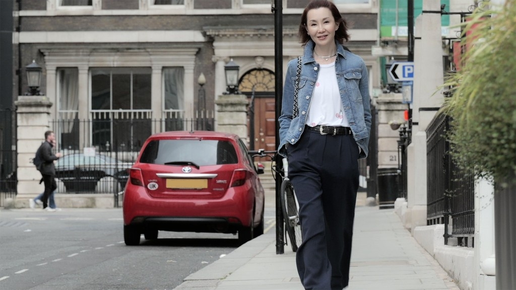 与纹身男并肩游巴黎 60岁张曼玉疑有新欢