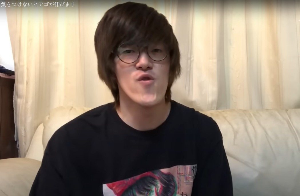 世界最长下巴Youtuber爆红!日男自嘲喝牛奶没长高 下巴反变长