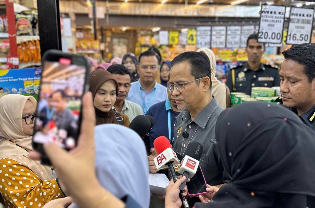 东(已签)丹内贸局:走私份子近期采用新型作案手法，仅用绳索牵引装满管制货物的船只横渡哥乐河，以避开执法部门侦查。