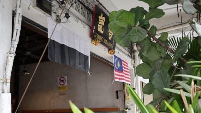 配合彭苏丹华诞  街道商家挂州旗同庆