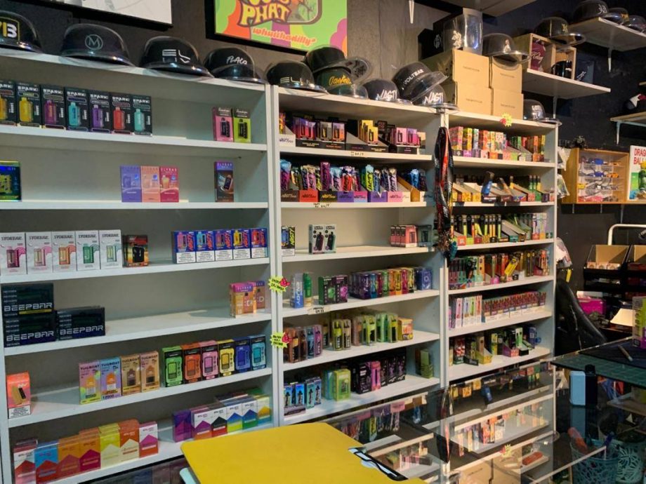 东(已签):无牌经营,道北一家非法售卖电子烟的店铺被取缔。