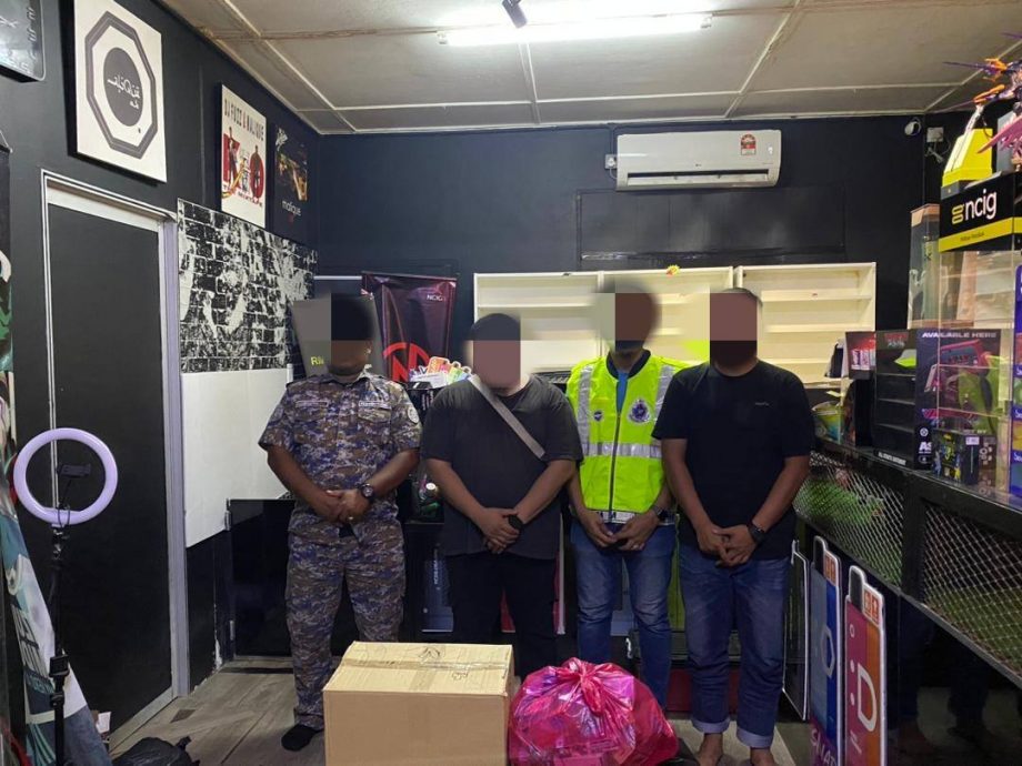 东(已签):无牌经营,道北一家非法售卖电子烟的店铺被取缔。