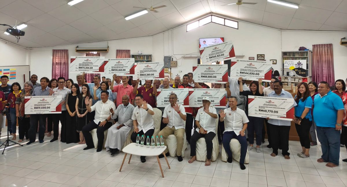 东(已签):房屋及地方政府部通过非伊斯兰宗教场所修缮基金,拨出100万令吉协助吉兰丹州10所神庙、教堂及兴都庙进行维修工程。