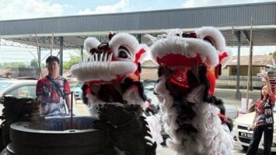 法宝寺捐而连突综合中学  鹤山醒狮开光点睛