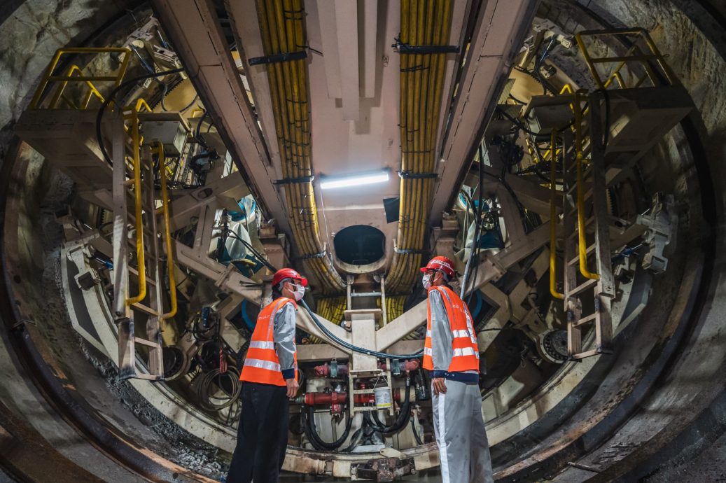 东海岸铁路之全东南亚最长的火车隧道明天贯通，成为东西海岸的陆桥，最后一个完成的隧道工程，唯一用1600吨重隧道掘进机开挖