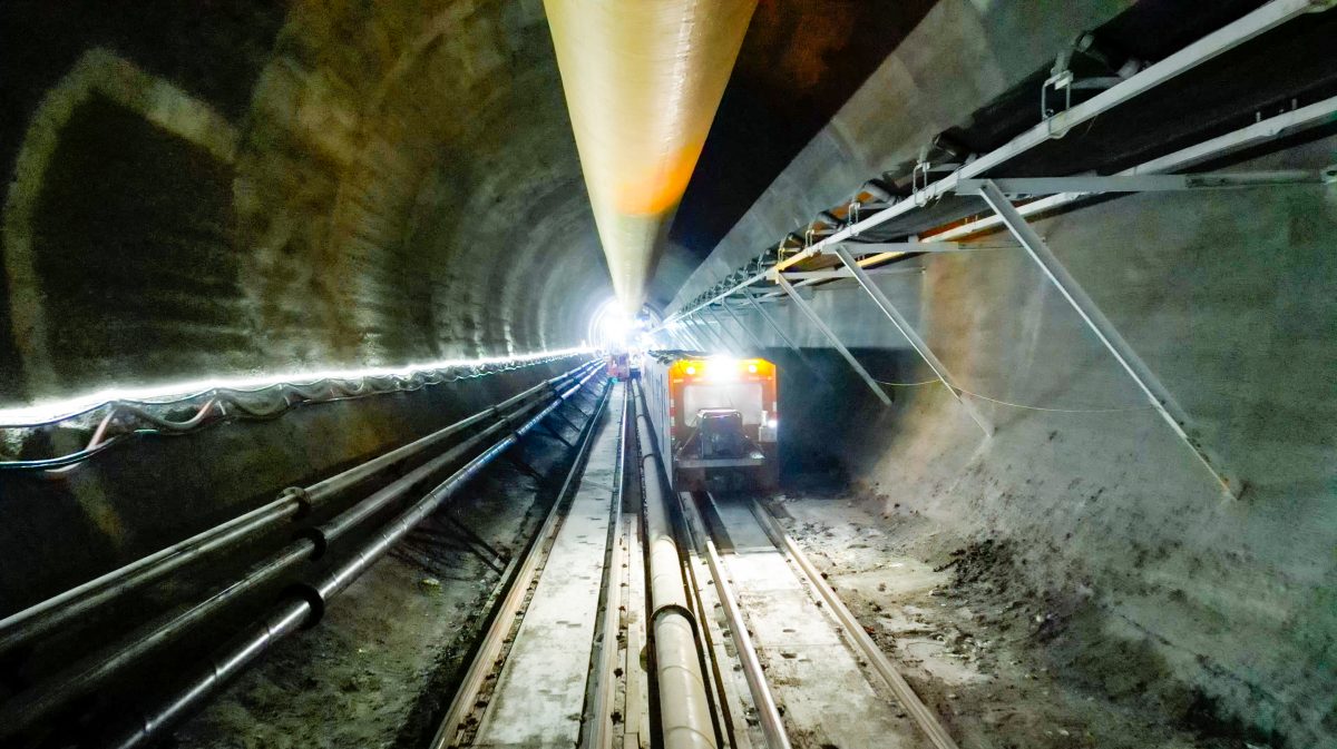东海岸铁路之全东南亚最长的火车隧道明天贯通，成为东西海岸的陆桥，最后一个完成的隧道工程，唯一用1600吨重隧道掘进机开挖