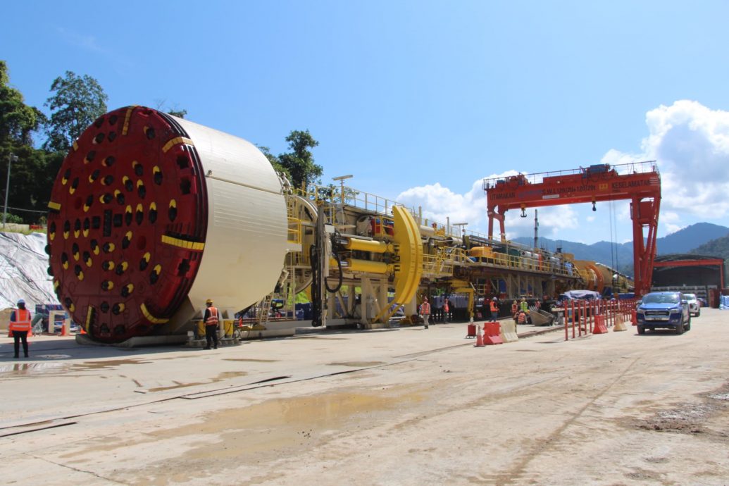 东海岸铁路之全东南亚最长的火车隧道明天贯通，成为东西海岸的陆桥，最后一个完成的隧道工程，唯一用1600吨重隧道掘进机开挖