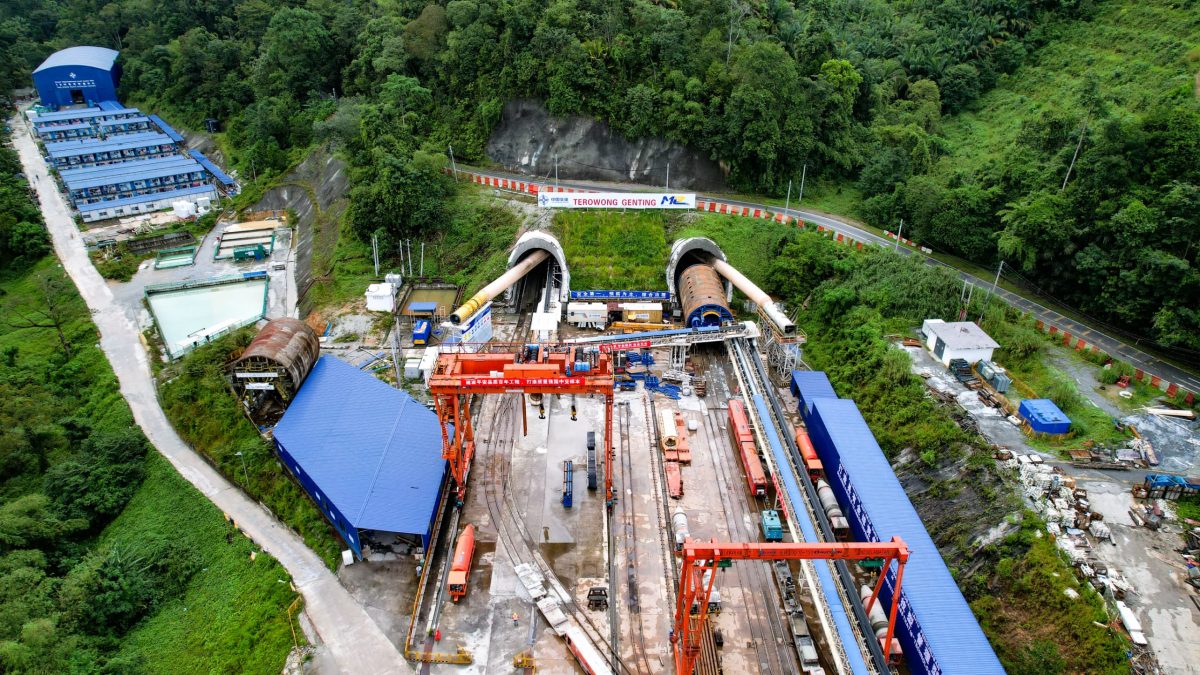 东海岸铁路之全东南亚最长的火车隧道明天贯通，成为东西海岸的陆桥，最后一个完成的隧道工程，唯一用1600吨重隧道掘进机开挖