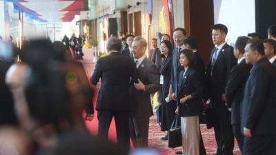 东盟外长会议| 同步抵会场  外长与王毅拍肩互相问候