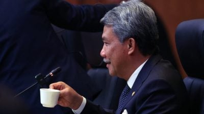 东盟外长会议 | 末哈山为会谈营造轻松气氛   “外交官，要喝拉茶吗”