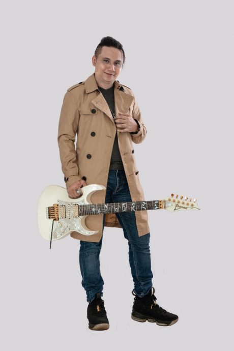 东（已签）:3名本地创作歌手将于8月8日晚在吉兰丹音乐协会活动中心，唱出多首他们的全新创作歌曲。