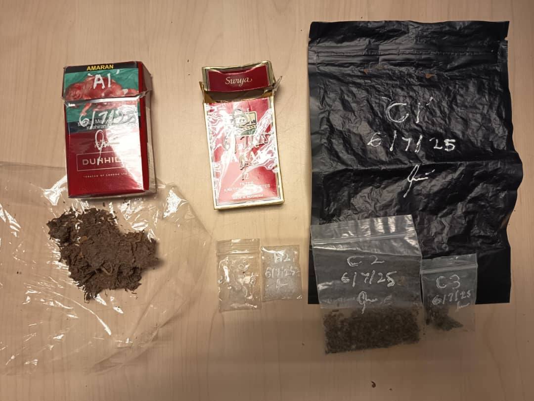 普通行动部队突袭兰斗班让旧巴刹路一间民宅,成功逮捕2名马来男子,搜获毒品与走私汽油。