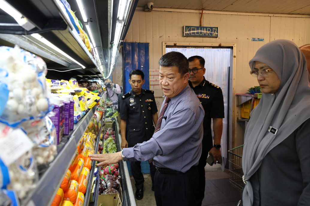 东： （已签发）沈春祥指出，州内部分超市在出售包装蔬菜仍存在“不足称”的情况