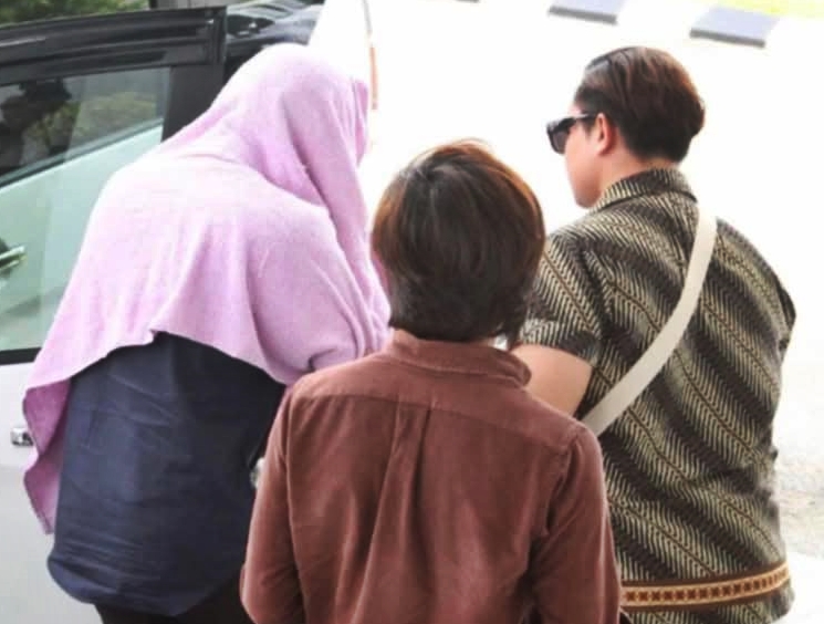 3名男子包括2名大专生因为在手机中藏有同性色情视频,于今年6月18日在丹州哥市格姆敏一间住宅被突击检查后,今日在哥打峇鲁推事庭,分别被判罚款3000令吉和4000令吉。