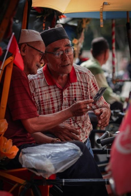 东:“寻找马来西亚之美(In Search of Malaysia)”2025全国摄影徒步之旅第7站哥打峇鲁站活动圆满结束。丹州摄影师黄永杰以一张《一颗鸡蛋的重量》赢得“最佳个人作品奖”。