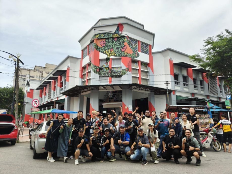 东:“寻找马来西亚之美(In Search of Malaysia)”2025全国摄影徒步之旅第7站哥打峇鲁站活动圆满结束。丹州摄影师黄永杰以一张《一颗鸡蛋的重量》赢得“最佳个人作品奖”。