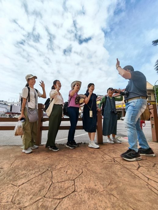 东：“寻找马来西亚之美（In Search of Malaysia）”2025全国摄影徒步之旅第7站哥打峇鲁站活动圆满结束。丹州摄影师黄永杰以一张《一颗鸡蛋的重量》赢得“最佳个人作品奖”。