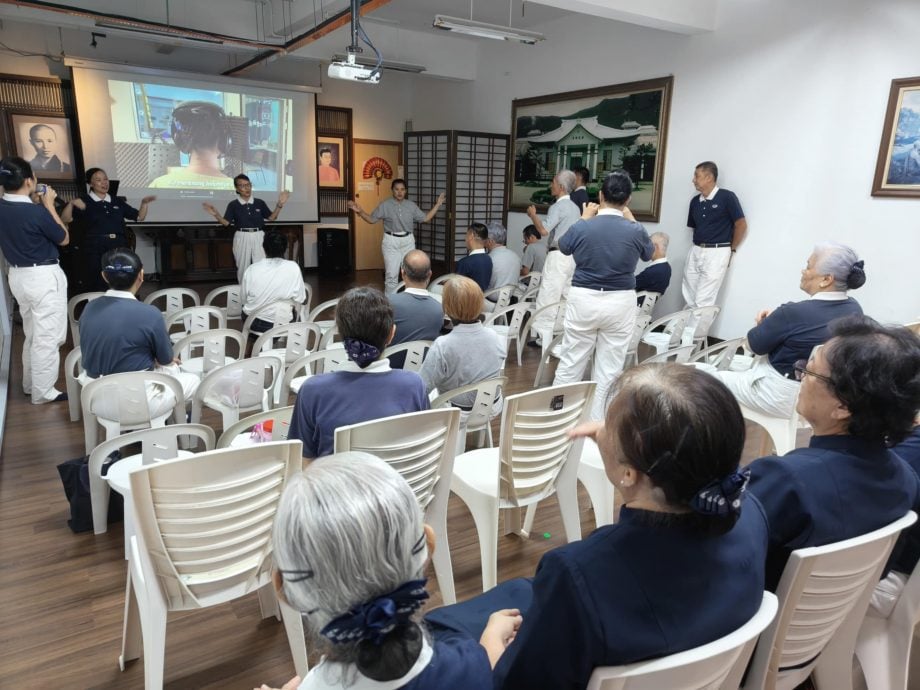 东:《听见2025‧璀璨的萤火会》慈善演唱会倒数一个月,丹州慈济志工们认真练习手语与歌唱,尽心尽力展现出对这个活动的热爱与坚持。