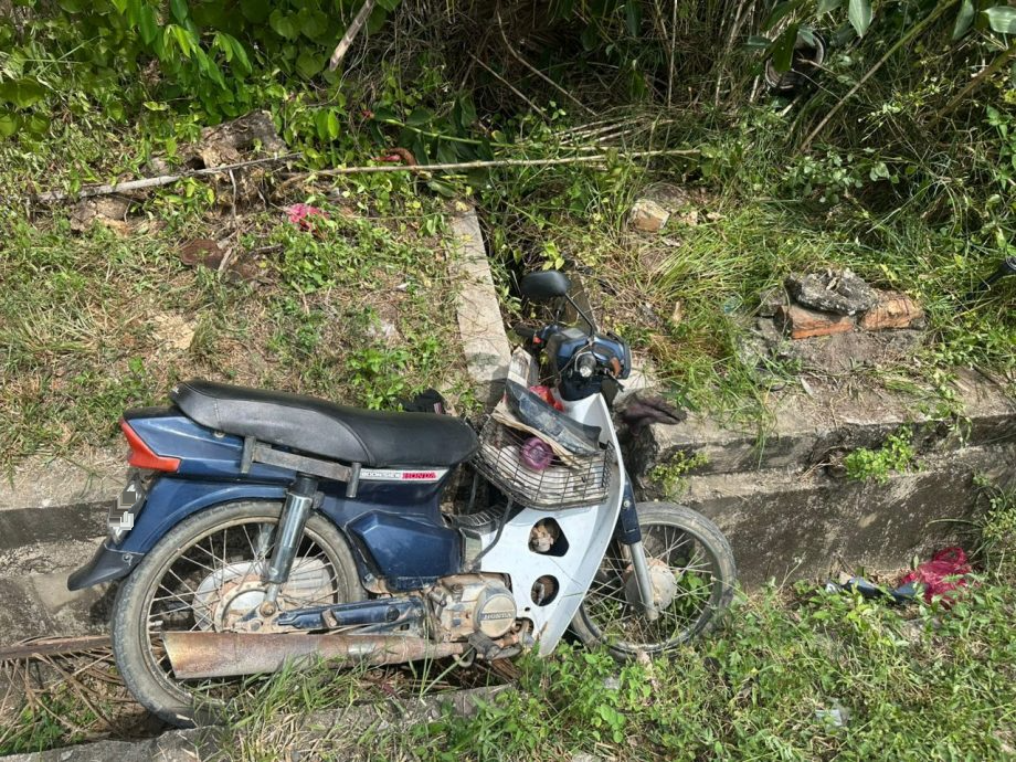 东:华裔长者骑摩托车坠沟身亡