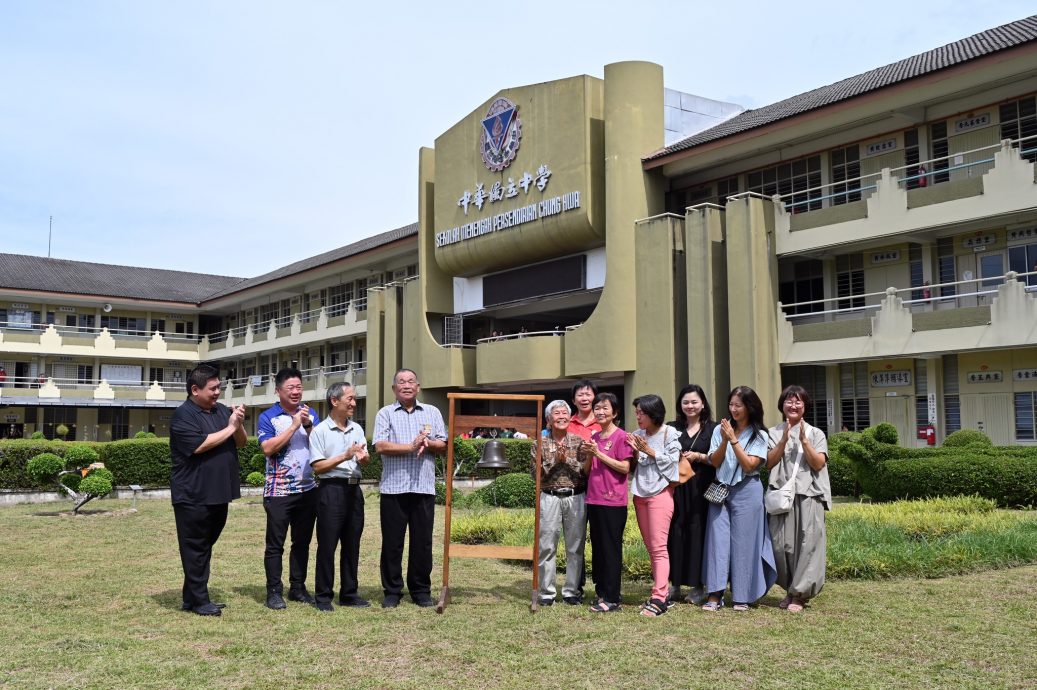东：吉兰丹中华独中迎来复兴40周年庆典并举办“校友相聚欢”活动，校园里处处洋溢著欢聚、热闹的气息。