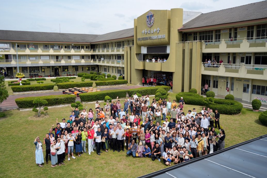 东：吉兰丹中华独中迎来复兴40周年庆典并举办“校友相聚欢”活动，校园里处处洋溢著欢聚、热闹的气息。