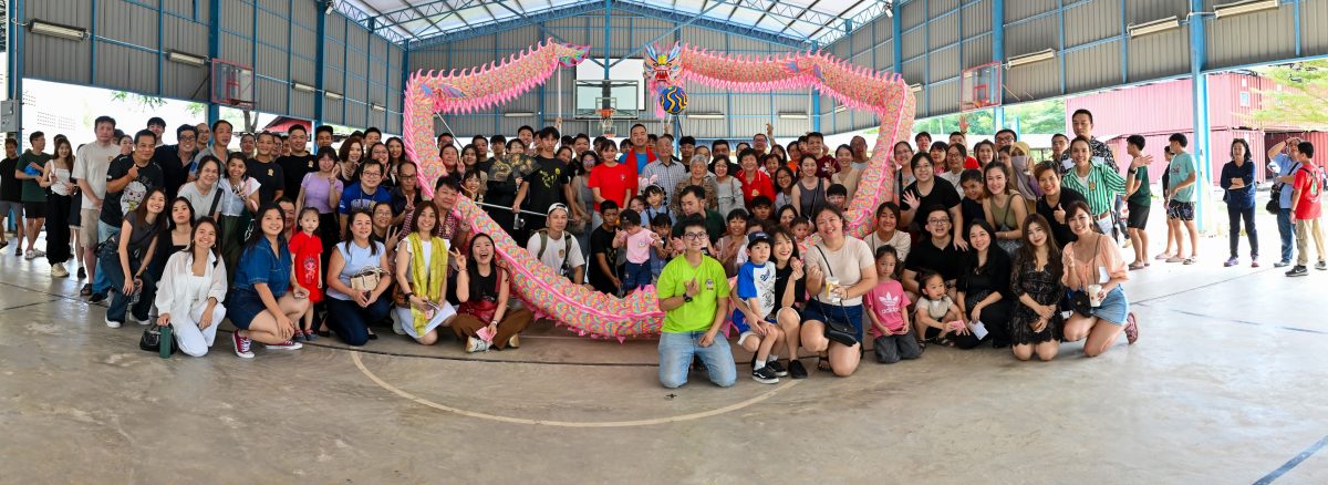 东：吉兰丹中华独中迎来复兴40周年庆典并举办“校友相聚欢”活动，校园里处处洋溢著欢聚、热闹的气息。