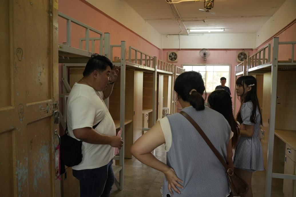 东：吉兰丹中华独中迎来复兴40周年庆典并举办“校友相聚欢”活动，校园里处处洋溢著欢聚、热闹的气息。