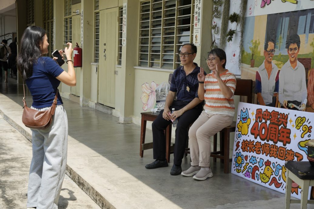 东：吉兰丹中华独中迎来复兴40周年庆典并举办“校友相聚欢”活动，校园里处处洋溢著欢聚、热闹的气息。