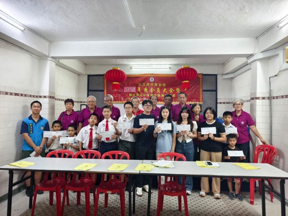 东:吉兰丹兴安会馆会长李德华指出,理事并不比会员拥有什么特权,他必须澄清这个观念,因为理事会的责任是服务所有的乡亲,而不是只照顾与自己有关系的人。