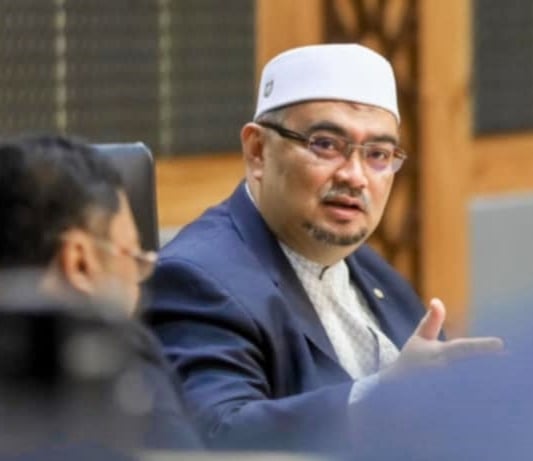 东:吉兰丹副州务大臣拿督莫哈末法德里严正声明,丹州政府绝不会对任何违背伊斯兰教法和道德价值观的活动妥协。