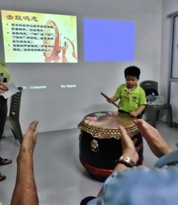 东：吉兰丹德教会紫灵阁今天举办“第一届德育班开笔礼”，小朋友投入正衣冠、朱砂开智、击鼓鸣志和写“人”字等礼仪，正式上课。
