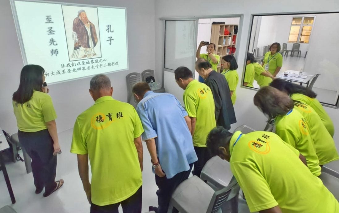 东:吉兰丹德教会紫灵阁今天举办“第一届德育班开笔礼”,小朋友投入正衣冠、朱砂开智、击鼓鸣志和写“人”字等礼仪,正式上课。