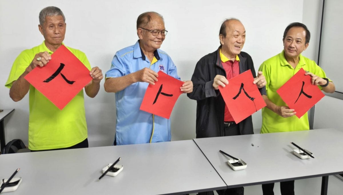 东:吉兰丹德教会紫灵阁今天举办“第一届德育班开笔礼”,小朋友投入正衣冠、朱砂开智、击鼓鸣志和写“人”字等礼仪,正式上课。