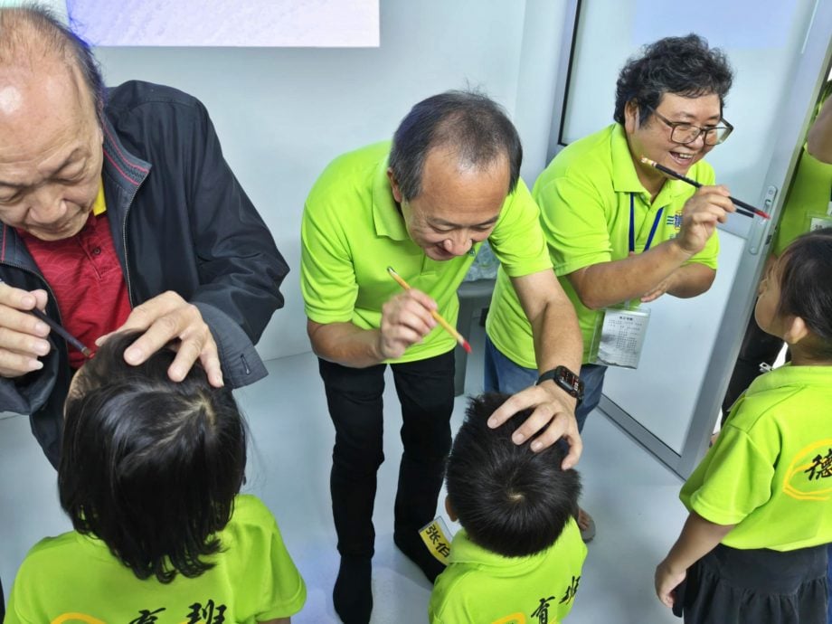 东:吉兰丹德教会紫灵阁今天举办“第一届德育班开笔礼”,小朋友投入正衣冠、朱砂开智、击鼓鸣志和写“人”字等礼仪,正式上课。