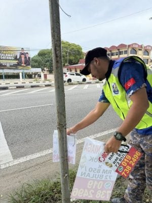 东:哥打峇鲁格底里县议会联合警方展开取缔行动,拆除非法借贷广告海报。