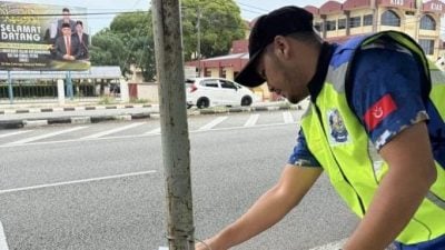 哥打峇鲁格底里县议会联合警方展取缔行动 拆除非法借贷广告海报