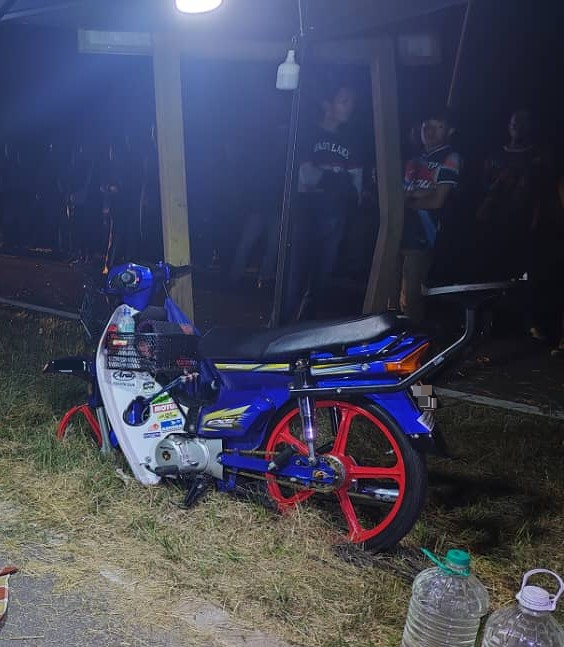 东:已签发:34岁餐饮店小贩骑摩托车上班途中,突然失控撞向路牌,意外导致骑士命丧现场。