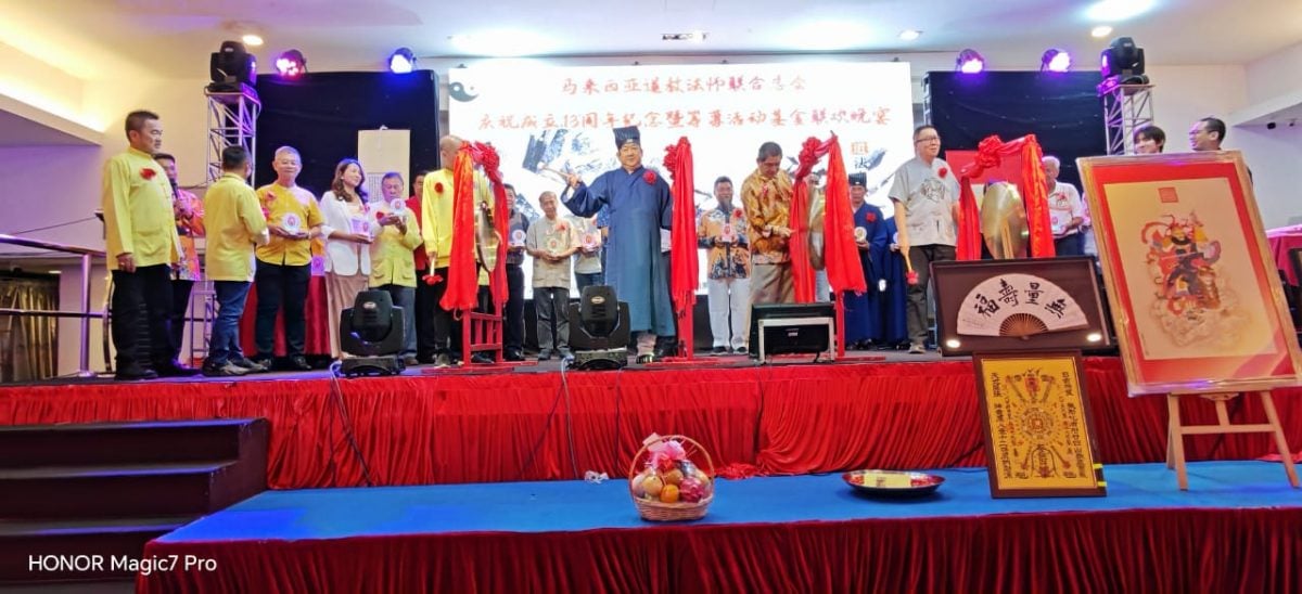 东:已签发:关丹中华总商会会长拿督斯里黄崇洸希望在本土的道教文化上,大家不妨尝试创造与其他宗教互相学习和交融的机会