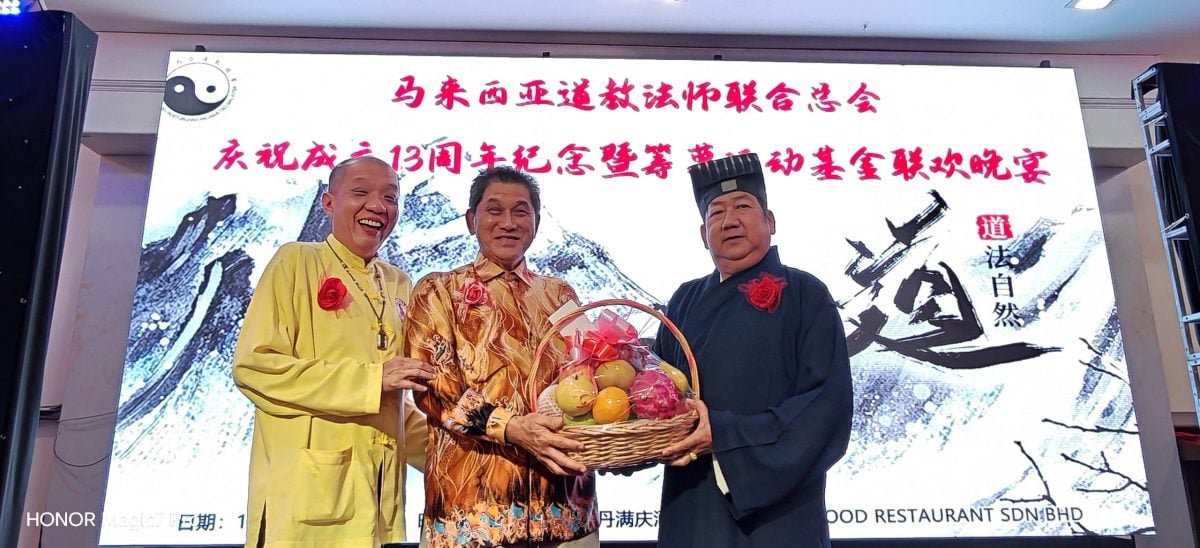 东:已签发:关丹中华总商会会长拿督斯里黄崇洸希望在本土的道教文化上,大家不妨尝试创造与其他宗教互相学习和交融的机会