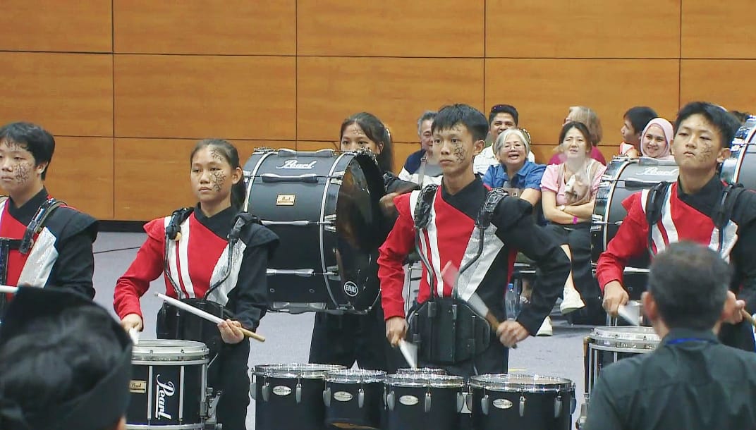 东:已签发:关丹丹那布爹国民型中学铜乐队参与马来西亚国际管乐节,在多个项目中表现卓越,斩获多个奖项,为彭州及学校争光