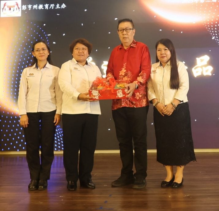 东：已签发：关丹华团联合会会长拿督蔡永祥指出，只有掌握了扎实的专业知识，才能在未来的学业道路上稳步前行，成为国家的栋梁之才。