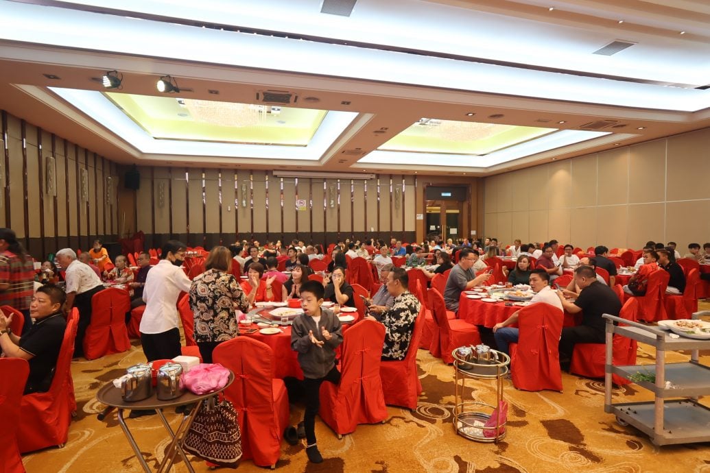 东：已签发：关丹华团联合会会长拿督蔡永祥认为，政府在落实政策之前，应当倾听人民意见，方能达到公平施政及稳定市场情况
