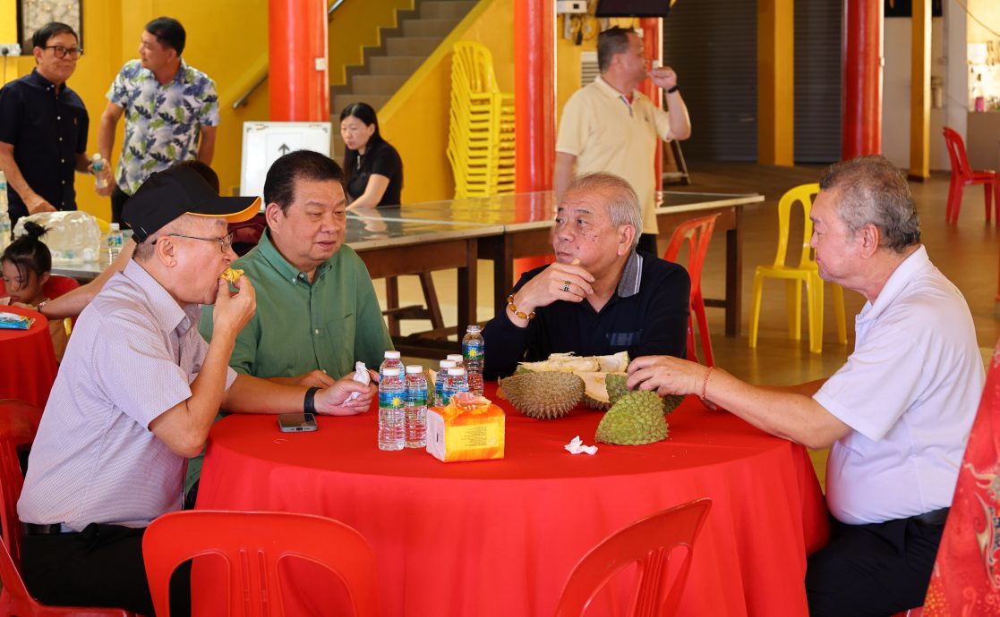 东:已签发:关丹斗母宫迎华团领导,以榴梿及美食招待来宾。