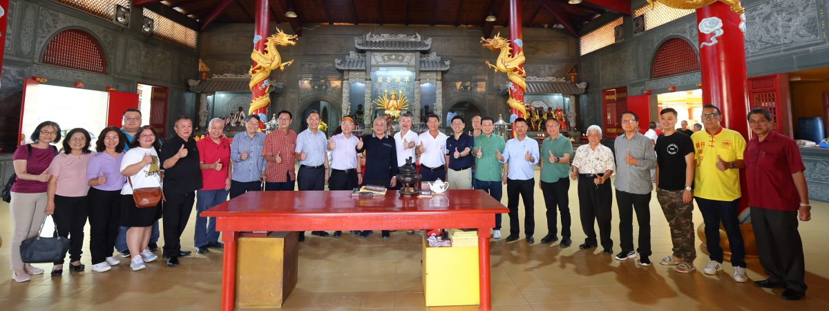 东:已签发:关丹斗母宫迎华团领导,以榴梿及美食招待来宾。