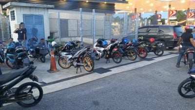 关丹警方取缔“道路流氓”  65名摩托骑士中罚单