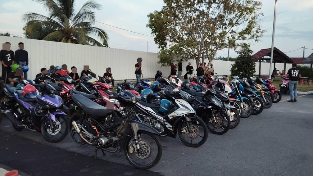 东：已签发：关丹警方展开取缔“道路流氓”，对65名摩托车骑士开出罚单，其中一名18岁的摩托车骑士因表演“翘孤轮”，也遭扣查