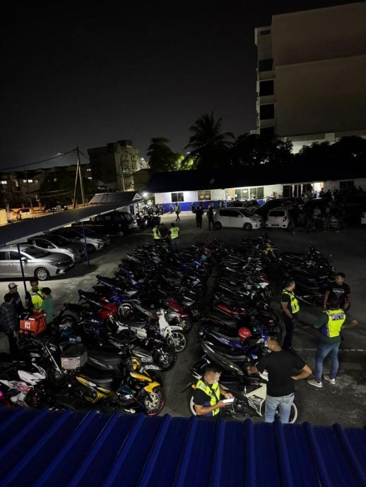 东：已签发：关丹警方展开取缔“道路流氓”，对65名摩托车骑士开出罚单，其中一名18岁的摩托车骑士因表演“翘孤轮”，也遭扣查